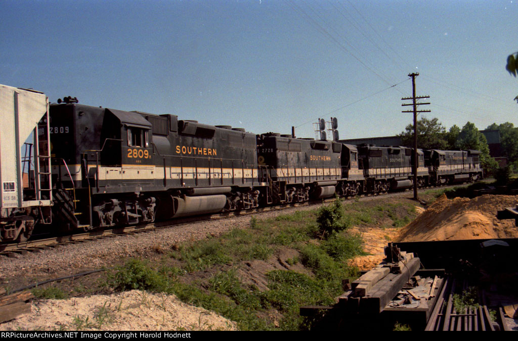 SOU 4015 leads three other locos around the curve to Boylan Junction